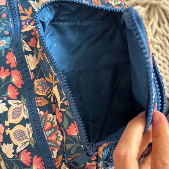 Vera Bradley Recycled Lighten Up Reactive Sling Backpack NWOT - Picture 4 of 10